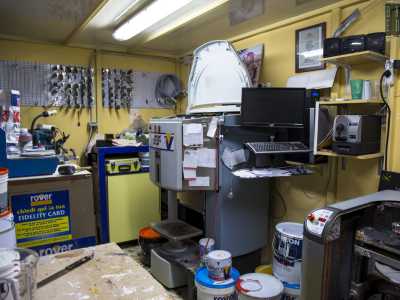 Ad attrarre la nostra attenzione nella bottega � poi un grande macchinario in ferro con un coperchio aperto e collegato a un pc: � un tintometro, serve a mescolare le vernici